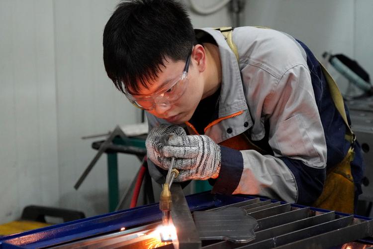 无损检测员、冲压工与冷作钣金工 制造业中的“铁三角”与质量守卫者
