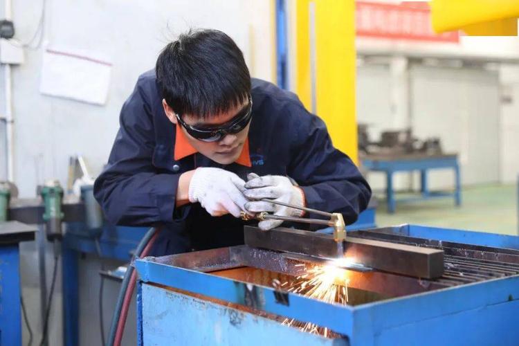 匠心铸重器 全国智能焊接职业技能竞赛中的冲压工与冷作钣金新篇章
